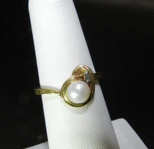 Vintage 10K Cultured Pearl  & Diamond Ring - Size 6