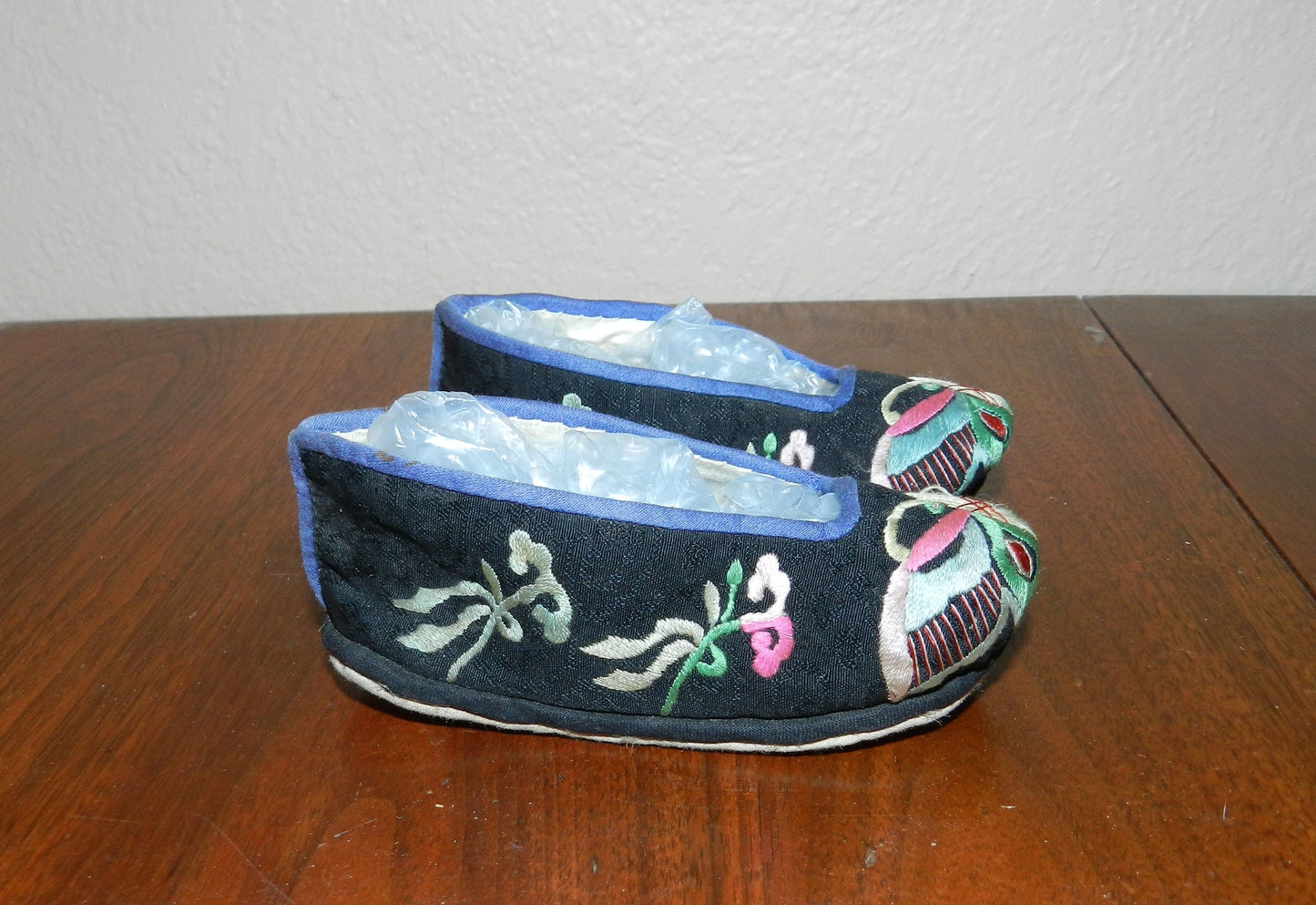 Antique Embroidered Childs Cloth Chinese Shoes with a Butterfly    VG
